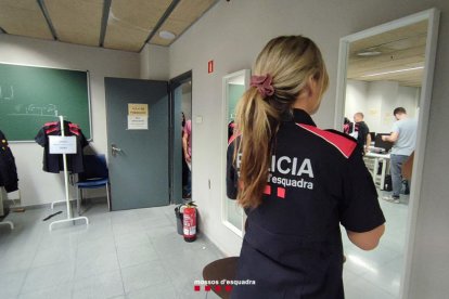 Agents dels Mossos es van emprovar ahir els nous uniformes del cos.