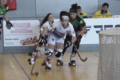 Laia Cid controla una bona en una acción del partido.