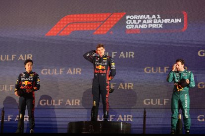 Fernando Alonso, ayer en el podio, junto al ganador Verstappen y el mexicano Sergio Pérez.