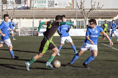 Una acció del partit que van disputar ahir el Cervera i el Castellserà.