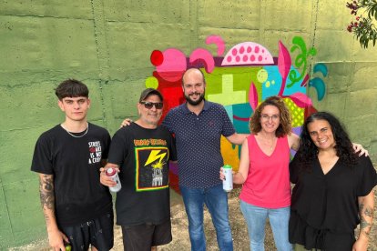 Miembros del ayuntamiento de Corbins con los artistas. 