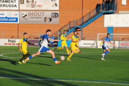 Un jugador del Mollerussa intenta el xut des de fora de l'àrea durant el partit d'ahir al Municipal.