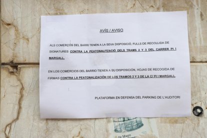 Cartell en contra de la conversió en zona de vianants de Pi i Margall.