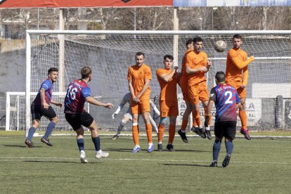 Julià Jou, del Tàrrega, lanza una falta ante la oposición de la barrera del Atlètic Lleida.