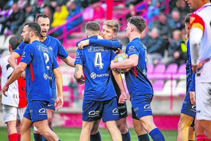 Los jugadores del Atlètic Lleida celebran el tanto del empate frente al Rubí.