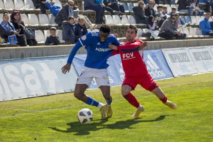 El ex del Lleida John Neeskens trata de robarle un balón a Alpha, con el que se batió en varias ocasiones durante el partido.