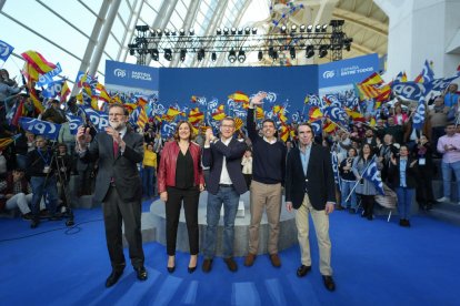 Feijóo (centre) amb els expresidents Aznar i Rajoy (als extrems) ahir al congrés del País Valencià.