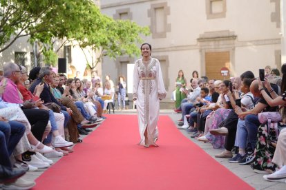 Un momento del desfile celebrado ayer en la plaza Sant Josep de Lleida. 