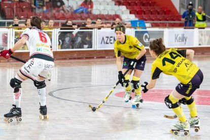 Luchi Agudo condueix la bola davant de Victòria Porta i Marta Piquero durant la final de Lisboa.