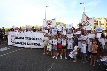 Imagen de la manifestación a su paso por el Pont Vell.