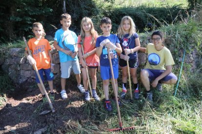 Un grupo de niños de Balaguer participaron en un campo de trabajo que colabora en la adecuación de caminos de la Vall de Siarb. 