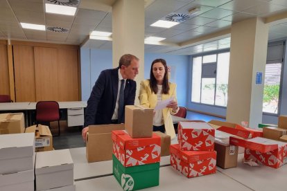 Crespín i Arias, ahir a l’Oficina del Cens Electoral de Lleida.