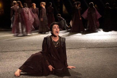 La actriz griega Irene Papas en el papel de Hécuba durante un momento del ensayo general de Las Troyanas de Eurípides, en foto de 2001