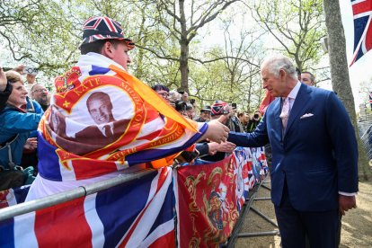 Carlos III saluda a la gente en un paseo fuera del palacio de Buckingham, en Londres, antes de la coronación.