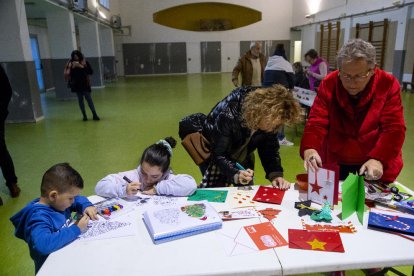 Taller de manualitats nadalenques dels veïns del Turó de Gardeny de Lleida