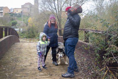 Una família que ahir al matí va participar en el BuscaTroncs al Parc del Riu de Corbins.