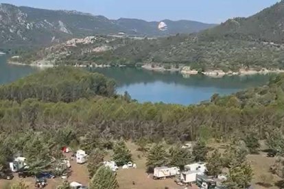 Una vista de la 'rave' al pantà de Santa Anna.