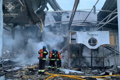 Bomberos extinguen un incendio en el sitio de un ataque en Zaporiyia, en el sureste Ucrania.