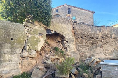 El muro derrumbado en el centro de Mont-roig.