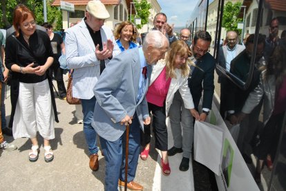 Josep Vallverdú al lado del tren bautizado con su nombre. 