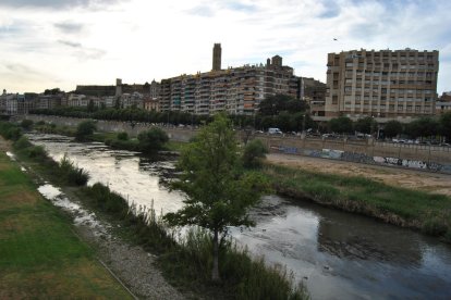 El Segre multiplica su caudal en Lleida  -  El caudal del Segre en Lleida ciudad aumentó ayer a 22 metros cúbicos por segundo, aunque luego bajó a menos de 9. La crecida está vinculada a las sueltas controladas que hace la CHE como parte del ca ...