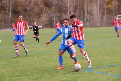 Una acció del partit disputat ahir a la Pobla de Segur.