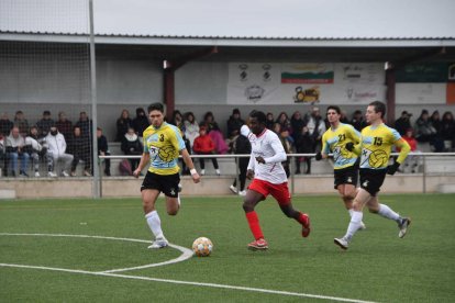 Un jugador del Linyola avanza con el balón controlado perseguido por varios defensas del Guissona.