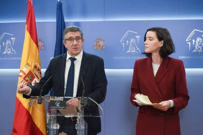 El portaveu del PSOE al Congrés dels Diputats, Patxi López i la secretària d'Igualtat a la Comissió Ejecutiva Federal del PSOE, Andrea Fernández, durant una roda de premsa després de registrar telemàticament una proposició de llei per a la reforma de la Llei de Llibertat Sexual, coneguda com la 'llei del només sí és sí', al Congrés dels Diputats.