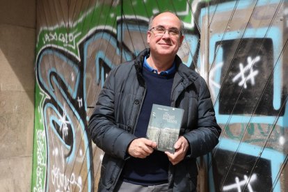 Vidal Vidal con el libro ‘El refugi dels dies’ acabado de salir de la imprenta.