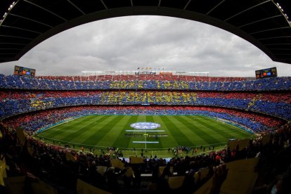 La grada del Camp Nou lució un mosaico con el mensaje ‘More than empowerment’ (‘Más que empoderamiento’)