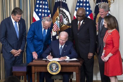 El presidente de EEUU, Joea Biden, en el momento de la firma.