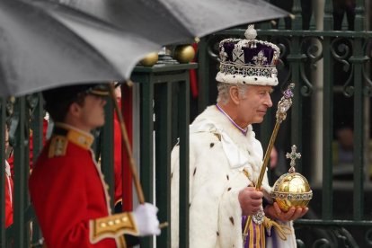 El rey Carlos III abandona Westminster con la corona imperial del estado al acabar su ceremonia de coronación.