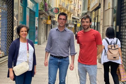 Marta Llinàs, Toni Postius i Andreu Falcó, al carrer Sant Antoni.