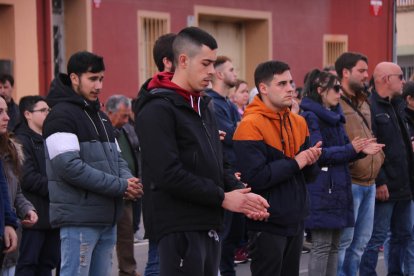 Vecinos de Camarles aplaudiendo después del minuto de silencio en recuerdo de los tres jóvenes del municipio muertos en un accidente de tráfico este domingo en la TV-3022