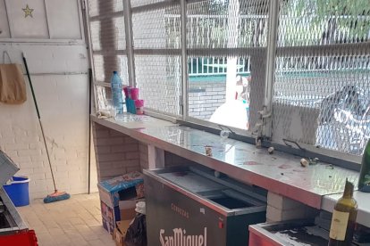 Estat del bar de les piscines després d’una gamberrada al juny.