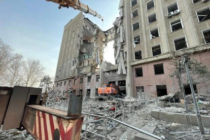 Imagen de las ruinas de un edificio atacado por misiles rusos en Mikolayev, al este de Odesa.