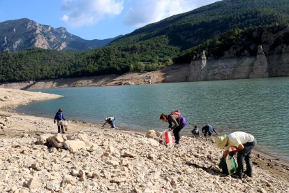 Un grupo de voluntarios retirando plásticos del pantano de Oliana, en el Alt Urgell.