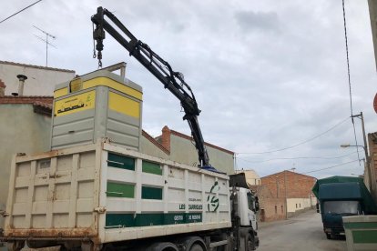 Retirada de contenedores ayer en Arbeca.