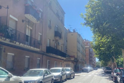 El incendio de ayer tuvo lugar en una vivienda de la calle Beat Francesc Castelló Aleu de Lleida. 