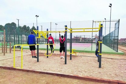 Los aparatos instalados en la zona de la pista de pádel.