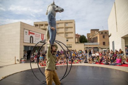 La plaza del Museu de Lleida se llenó de fantasía con la propuesta de la compañía Manipulats y su 'Trot'.