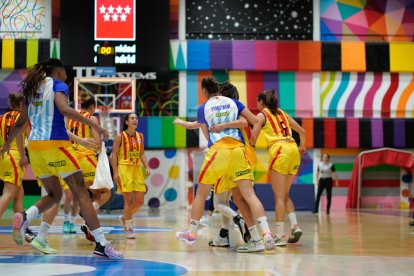 Las jugadoras del Cadí, eufóricas por este primer triunfo.