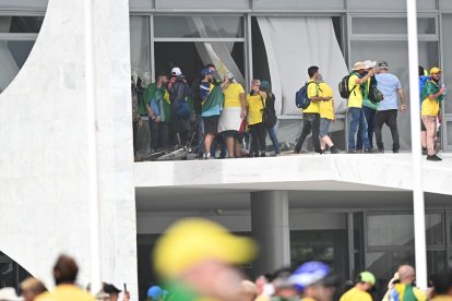 Bolsonaristas radicales invaden el Palacio presidencial de Brasil