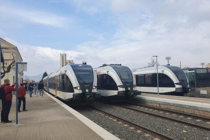 Los tres trenes del trayecto de la línea de Lleida a La Pobla.