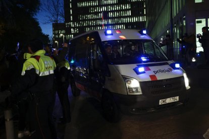 Dani Alves surt dels calabossos cap a la presó en un vehicle dels Mossos, en imatge d’arxiu.