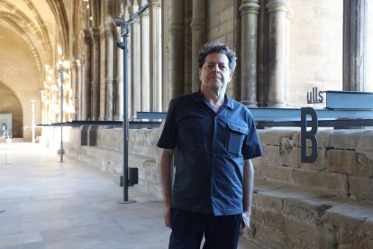 Juan Herreros, junto al homenaje a Viladot en la Seu Vella.