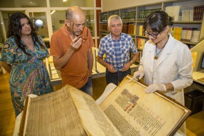 La gegantina Bíblia de Lleida, ‘estrella’ de l’exposició que pot visitar-se a l’Arxiu Capitular.