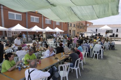 Desenes de persones van assistir a la primera edició de la Fira.