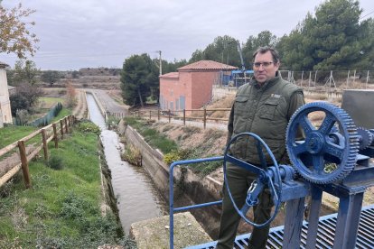 Pla pilot - Penelles va acollir ahir la presentació del projecte pilot en un tram de dos quilòmetres del Canal d’Urgell. Mostra com serà la infraestructura quan estigui modernitzada. A la imatge, Josep Ramon Torres, un dels guardes del canal i ...