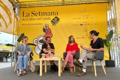 Maria Barbal, David Castillo, Maria de la Pau Janer i Xarim Aresté, ahir a la Setmana del Llibre.